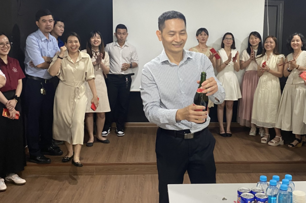 Anh Bùi Minh Hào - Tổng Giám đốc khui rượu sâm panh chúc mừng khai xuân 2026 cùng toàn thể nhân viên Đại Cát Á 